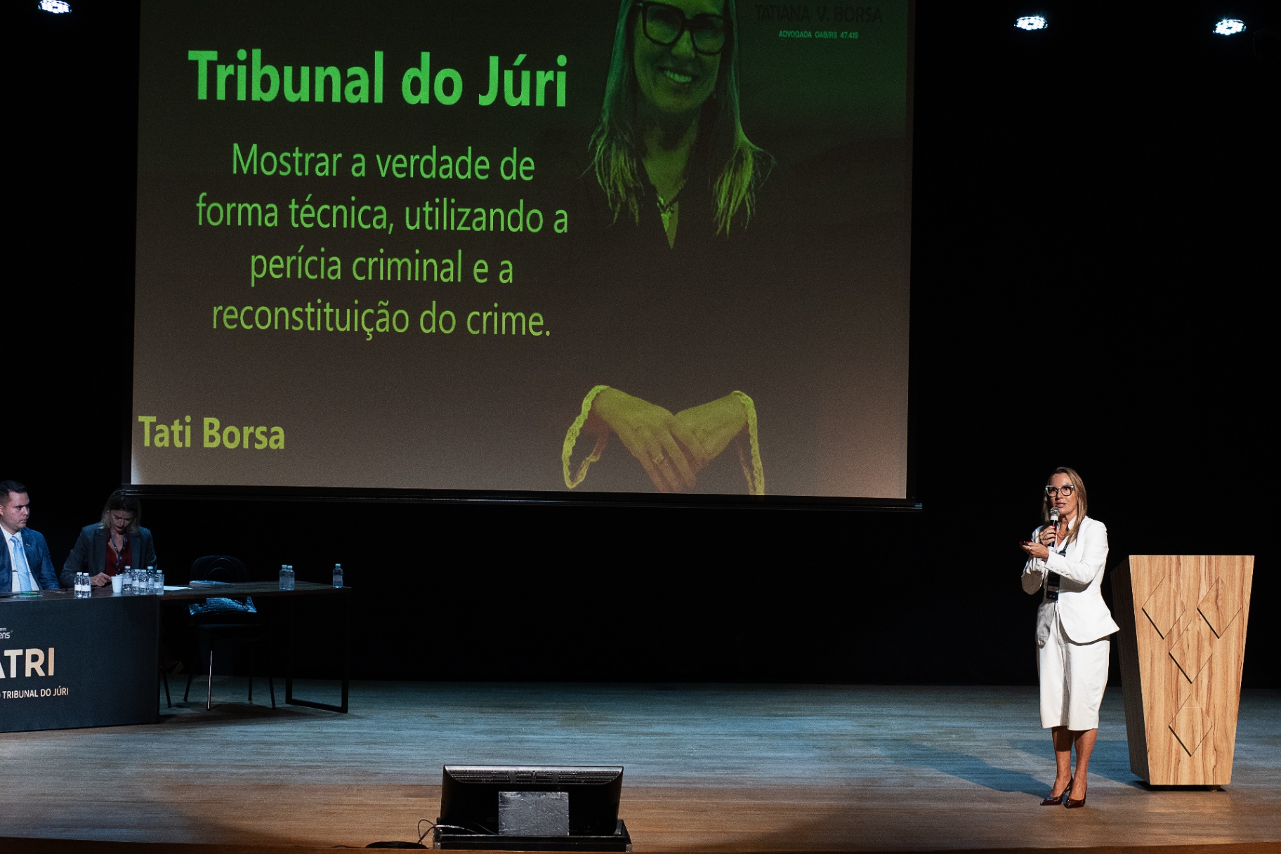 Tati Borsa no palco com telão